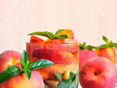 Nane ve şeftalili detoks içeceği. Hafif ahşap zemin. Boşluğu kopyala.