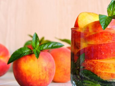 Nane ve şeftalili detoks içeceği. Hafif ahşap zemin. Boşluğu kopyala.