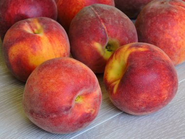 Taze olgun şeftali. Hafif ahşap arka planda bir demet şeftali. Makro.