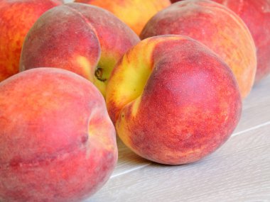 Taze olgun şeftali. Hafif ahşap arka planda bir demet şeftali. Makro.