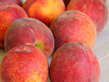 Taze olgun şeftali. Hafif ahşap arka planda bir demet şeftali. Makro.