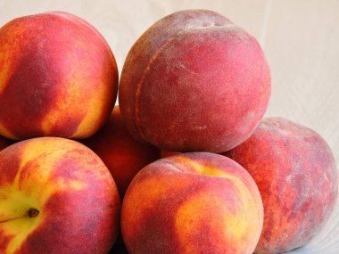 Taze olgun şeftali. Hafif ahşap arka planda bir demet şeftali. Makro.