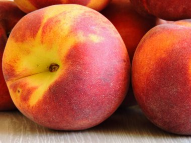 Taze olgun şeftali. Hafif ahşap arka planda bir demet şeftali. Makro.