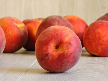 Taze olgun şeftali. Hafif ahşap arka planda bir demet şeftali. Makro.