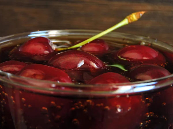 Cherry Cola Cerezas Con Colas Macro Copiar Espacio —  Fotos de Stock