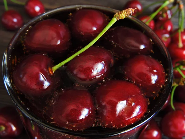 Cherry Cola Cerezas Con Colas Macro Copiar Espacio —  Fotos de Stock