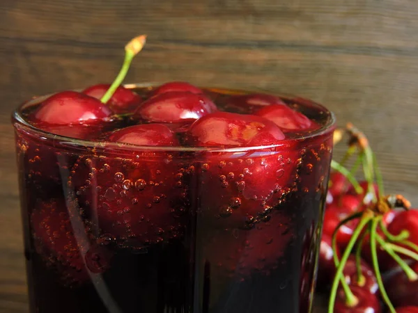 Cherry Cola Cerezas Con Colas Macro Copiar Espacio —  Fotos de Stock