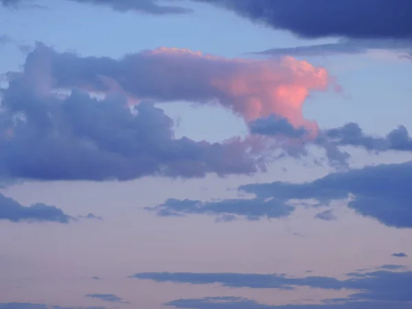Σύννεφα Στο Ηλιοβασίλεμα Βραδινά Καλοκαιρινά Σύννεφα — Φωτογραφία Αρχείου