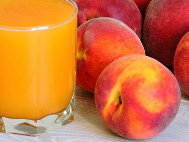 Şeftalili smoothie. Parlak tüylü şeftali. Makro.