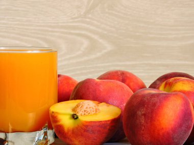 Şeftalili smoothie. Parlak tüylü şeftali. Makro.