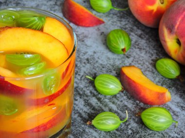 Şeftali dilimli detoks içeceği. Kilo azaltmak için içecek. Şeftali parçaları. Dar Bektaşi üzümü.