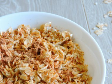 Tarçınlı yulaf ezmesi. Kilo vermek için kahvaltı. Üst görünüm.