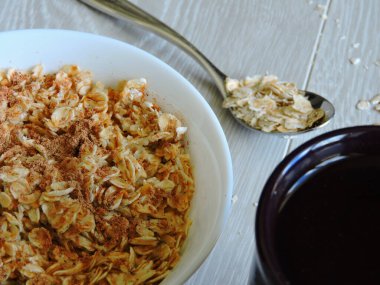 Tarçınlı yulaf ezmesi. Kilo vermek için kahvaltı. Üst görünüm.