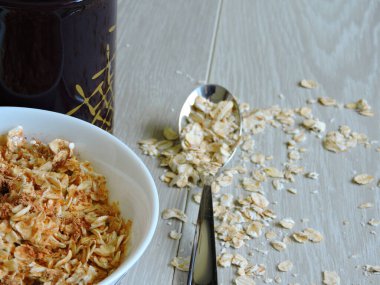 Tarçınlı yulaf ezmesi. Kilo vermek için kahvaltı. Üst görünüm.