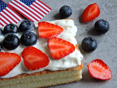 Bisküvi 4 Temmuz 'da. Amerikan bayrağıyla bisküvi. Vatansever renklerde şekerler. 4 Temmuz için tatlı..