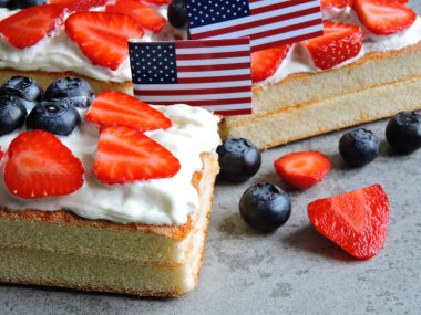 Bisküvi 4 Temmuz 'da. Amerikan bayrağıyla bisküvi. Vatansever renklerde şekerler. 4 Temmuz için tatlı..