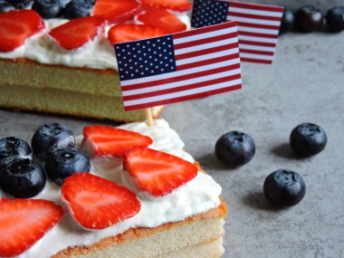 Bisküvi 4 Temmuz 'da. Amerikan bayrağıyla bisküvi. Vatansever renklerde şekerler. 4 Temmuz için tatlı..