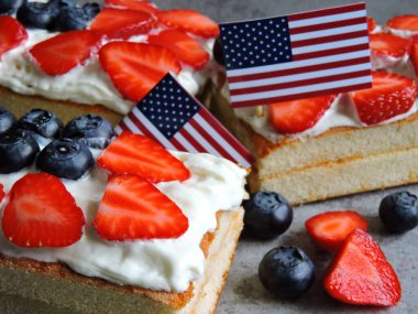 Bisküvi 4 Temmuz 'da. Amerikan bayrağıyla bisküvi. Vatansever renklerde şekerler. 4 Temmuz için tatlı..