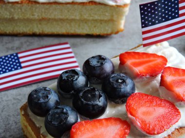 Bisküvi 4 Temmuz 'da. Amerikan bayrağıyla bisküvi. Vatansever renklerde şekerler. 4 Temmuz için tatlı..