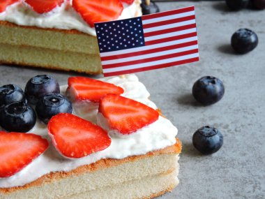 Bisküvi 4 Temmuz 'da. Amerikan bayrağıyla bisküvi. Vatansever renklerde şekerler. 4 Temmuz için tatlı..