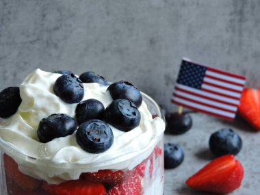 Kremalı, çilekli ve yabanmersinli tatlı vatansever tarzında. Ruh hali 4 Temmuz. Bağımsızlık Günü partisinde tatlı..