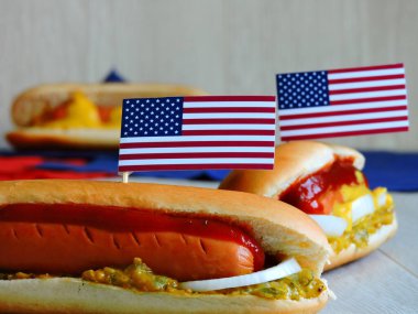 4 Temmuz partisi için Amerikan sosislileri. 4 Temmuz 'un havası.