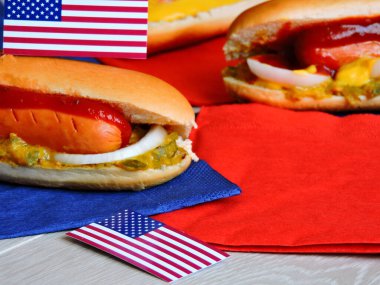 4 Temmuz partisi için Amerikan sosislileri. 4 Temmuz 'un havası.