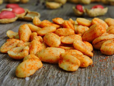 Şili biberli taze tuzlanmış fıstık. Kırmızı kırmızı biber. Kaba fıstıklar. Makro.