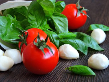 Mozzarella topları ile nefis salata. Caprese salatası pişirmek için. İtalyan konuları. Boşluğu kopyala.
