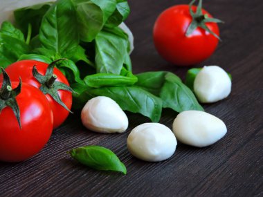 Mozzarella topları ile nefis salata. Caprese salatası pişirmek için. İtalyan konuları. Boşluğu kopyala.