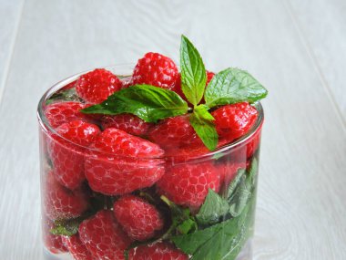 Ahududu ve nane ile detoks içeceği tazeleniyor. Ahududulu nane suyu. Kilo azaltmak için içecek. Kilo verme kavramı ve iyi bir figür..