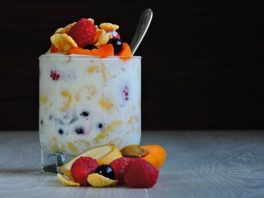 Yoğurtlu meyve ve mısır gevreği. Sağlıklı bir tatlı kavramı.