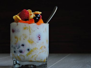 Yoğurtlu meyve ve mısır gevreği. Sağlıklı bir tatlı kavramı.