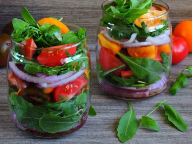 Renkli domates ve roka kavanozunda salata..