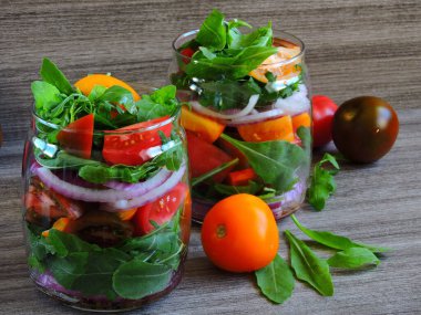 Renkli domates ve roka kavanozunda salata..