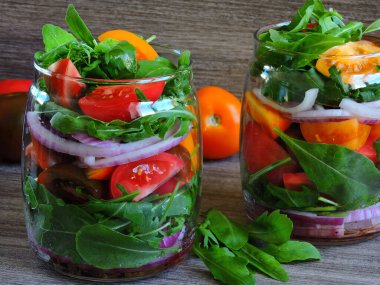 Renkli domates ve roka kavanozunda salata..