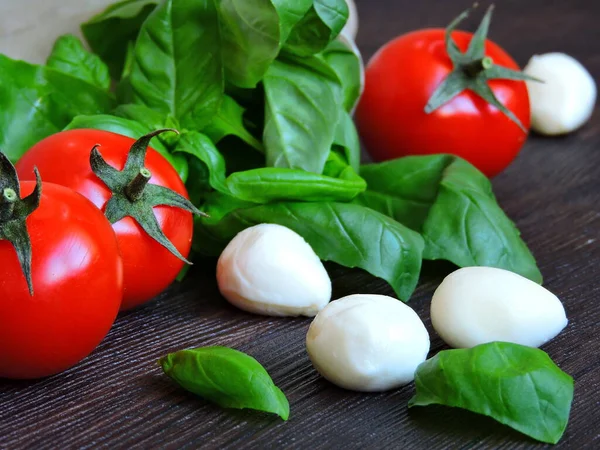 Läcker Sallad Med Mozzarellakulor Produkter För Matlagning Caprese Sallad Italienska — Stockfoto