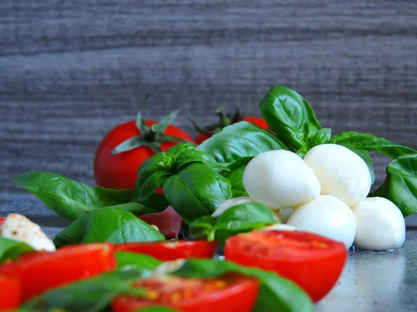 Talyan Caprese Salatası Güneşli Caprese Salatası Düz Bir Tahtada Taze — Stok fotoğraf