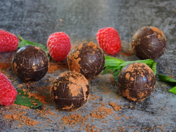 Trufa Chocolate Framboesa Hortelã Bolas Chocolate Com Decoração Framboesa Framboesa — Fotografia de Stock