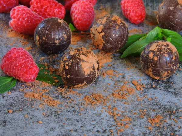 Trufa Chocolate Frambuesa Menta Bolas Chocolate Con Decoración Frambuesa Trufa — Foto de Stock