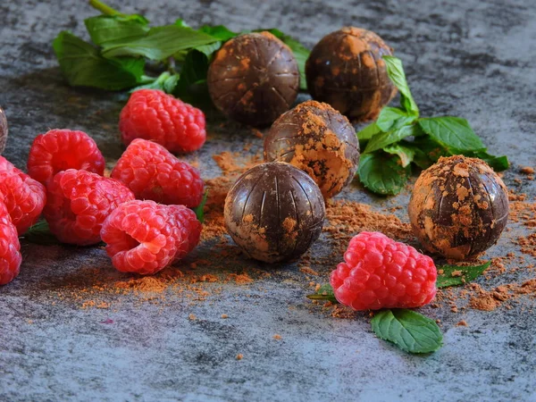 Bolas Chocolate Con Decoración Frambuesa Bolas Chocolate Polvo Cacao — Foto de Stock