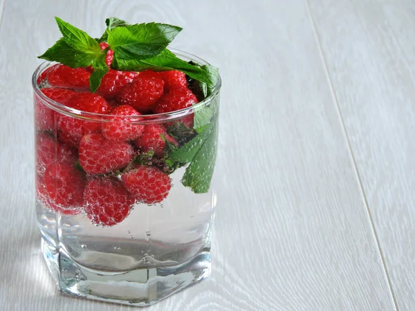 Erfrischendes Entgiftungsgetränk Mit Himbeeren Und Minze Himbeerminzwasser Getränk Zur Gewichtsreduktion — Stockfoto