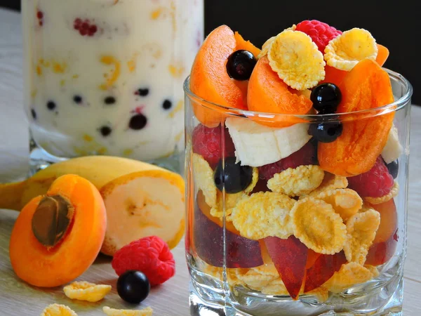 Fruit and cereal with yogurt. Concept of a healthy dessert.