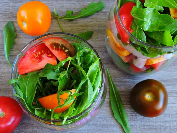 Salat Glas Mit Bunten Tomaten Und Rucola — Stockfoto