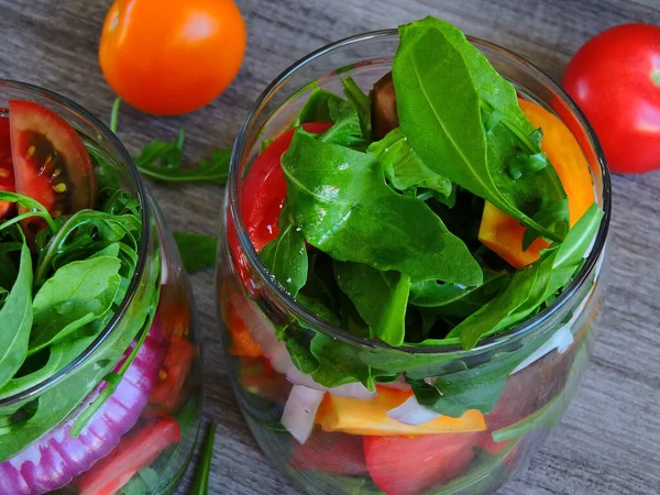 Salat Glas Mit Bunten Tomaten Und Rucola — Stockfoto