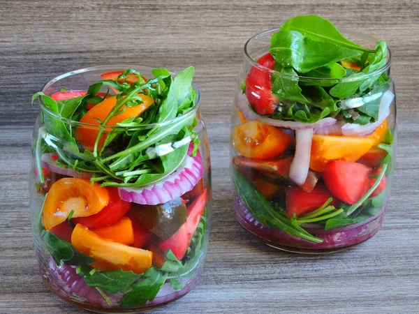 Salat Glas Mit Bunten Tomaten Und Rucola — Stockfoto