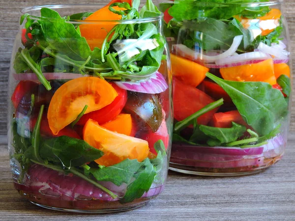 Salat Glas Mit Bunten Tomaten Und Rucola — Stockfoto