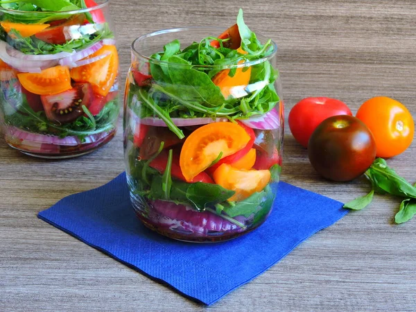 Salat Glas Mit Bunten Tomaten Und Rucola — Stockfoto