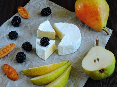 Armut ve böğürtlenli krema..