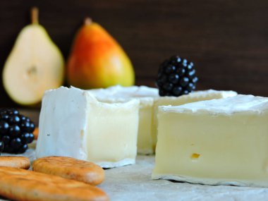 Armut ve böğürtlenli krema..